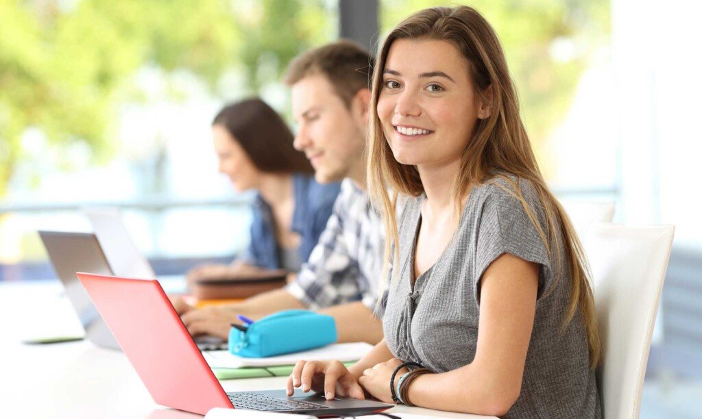 ¿Estudiaste en el extranjero? Así puedes revalidar tus estudios en México, según la SEP