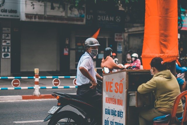 IA pone en riesgo miles de empleos: cajeros, boleteros y administrativos podrían desaparecer en 2030
