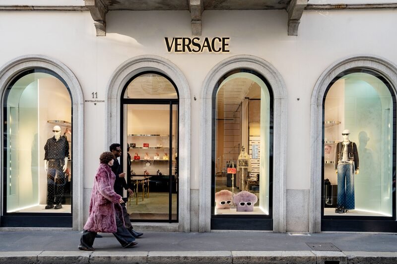 La Unión Europea aprueba la compra de Versace por Prada